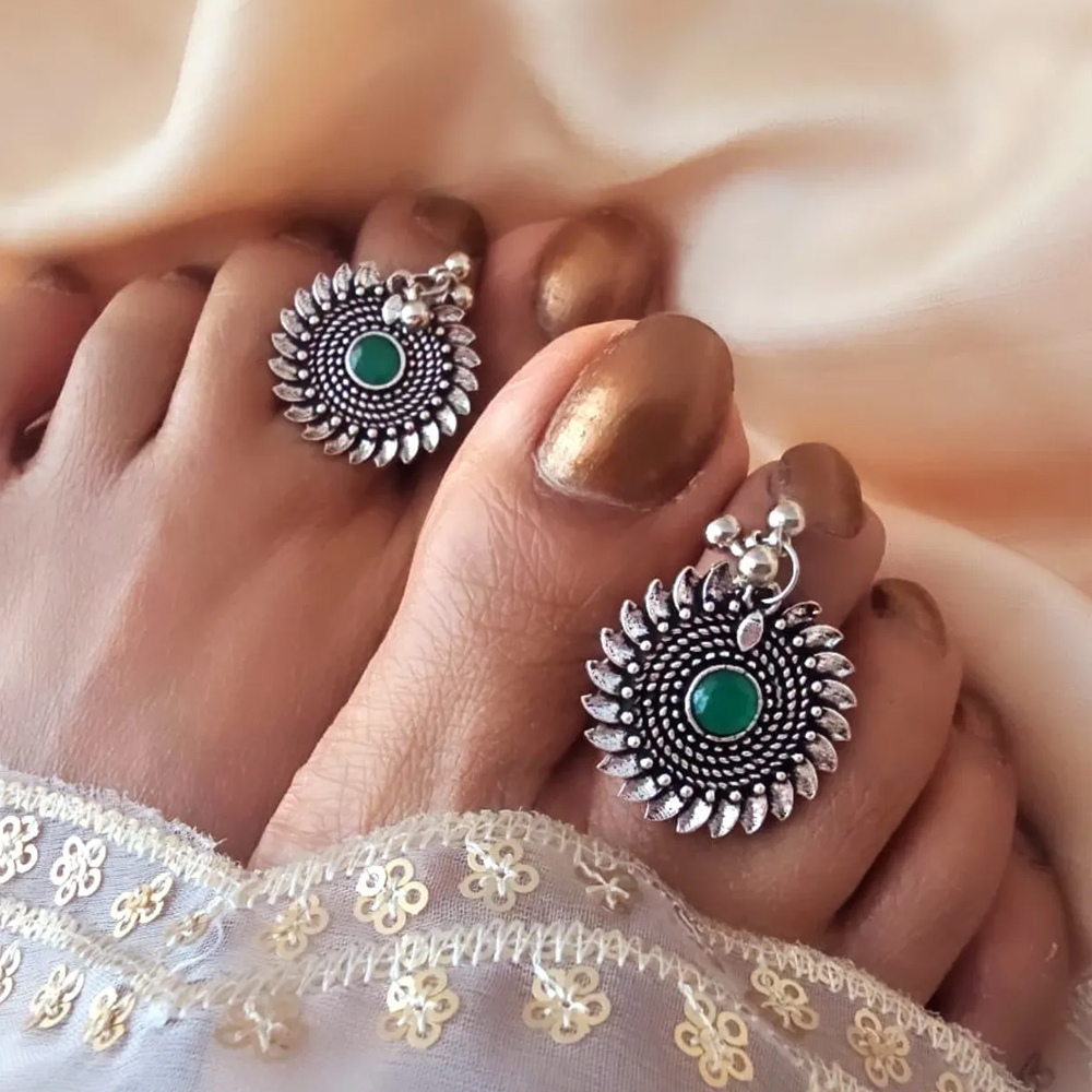 BINNI Set Of 2 Silver-Plated Green Kundan-Studded Adjustable Toe Rings Price in India - Buy BINNI Set Of 2 Silver-Plated Green Kundan-Studded Adjustable Toe Rings online at binniswardrobe.com