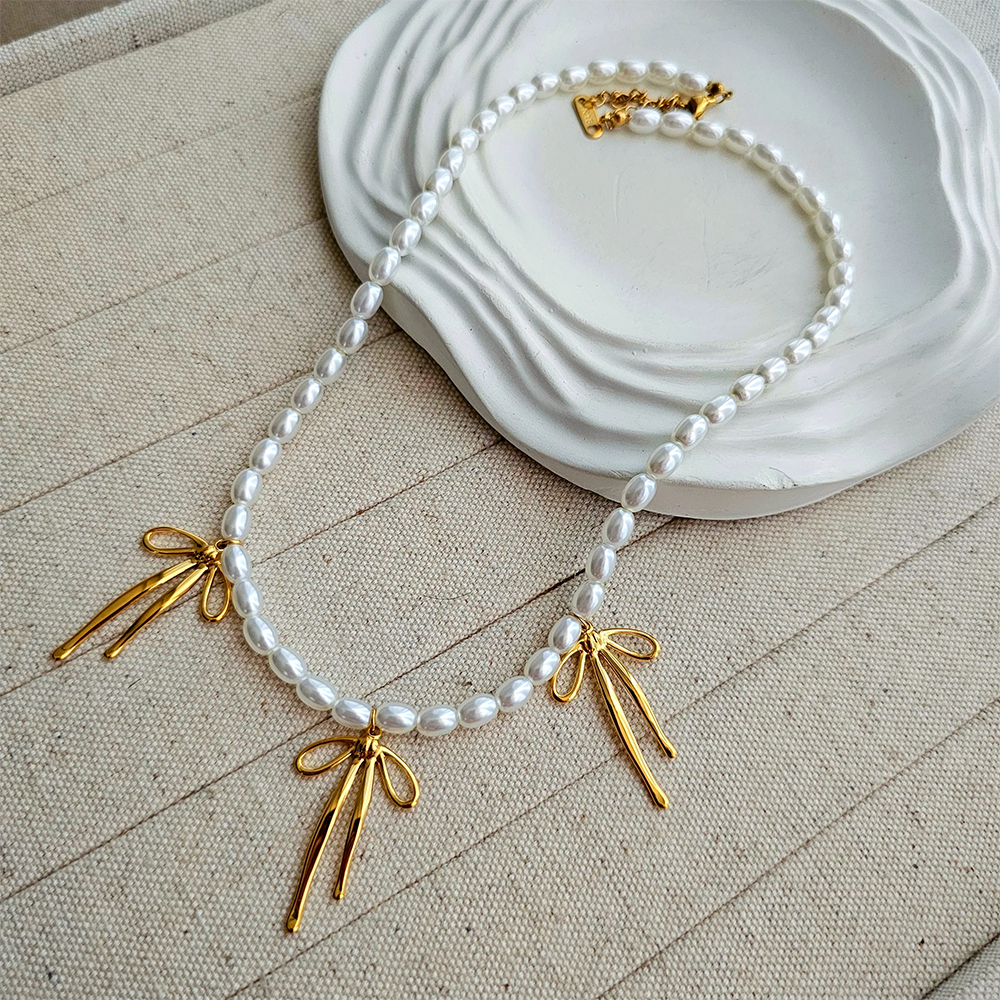 Tahira Baroque Pearl Bow Necklace